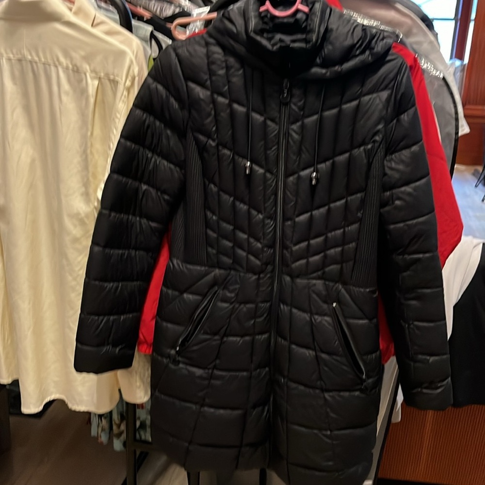 Almost like new winter coat puffer with vest that zips up under front - Picture 3 of 6